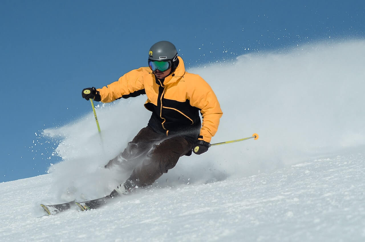 Qué es más fácil esquiar o hacer snow?